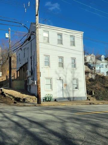 California Ave - 2 Bedroom - Home Away From Home! Pittsburgh Luaran gambar